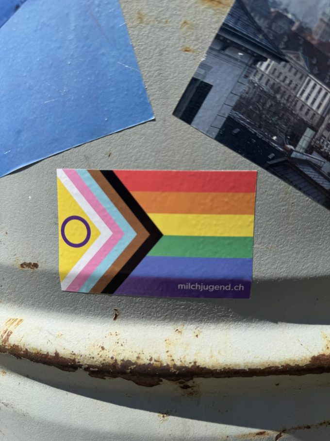 Progressive Flag als Sticker, kleine Aufschrift unten rechts: «milchjugend.ch»