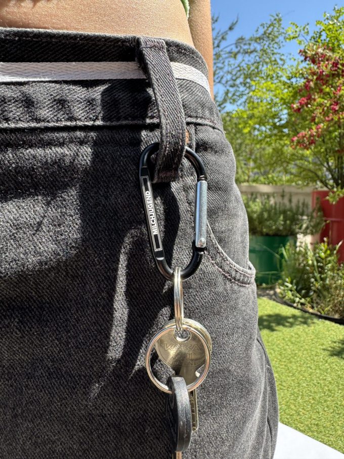 Karabiner mit Schlüsselbund am Hosenbund, Gravur «Milchjugend»