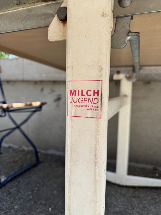 Sticker mit Logo «Milchjugend. Falschsexuelle Welten.»