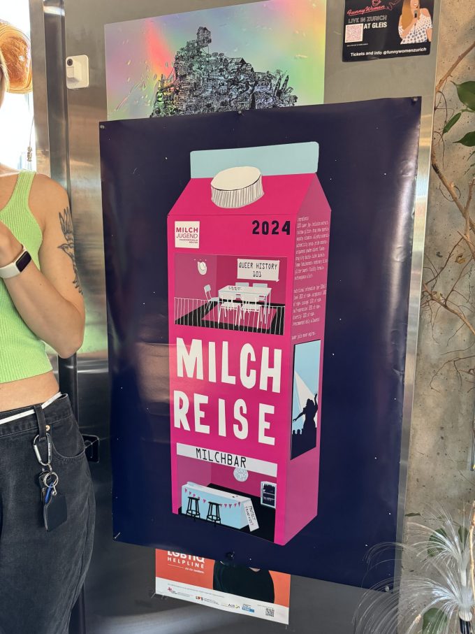 Zeichnung einer pinken Karton-Milchpackung mit Aufschriften «Milchreise» und, kleiner, «Milchbar» sowie «2024» und dem Milchjugend-Logo