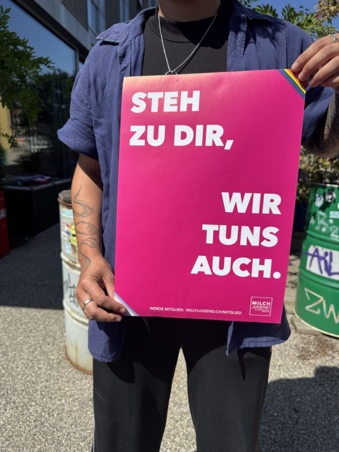 Pinkes Plakat mit Slogan «Steh zu dir, wir tun’s auch.» Unterzeile: WERDE MITGLIED: MILCHJUGEND.CH/MITGLIED und Milchjugend-Logo