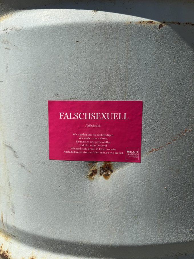 Pinker Sticker mit Text: «FALSCHSEXUELL /falfzeksu'al/ Wir werden uns nie rechtfertigen. Wir wollen uns wehren. Sie nennen uns schwuchtlig, verkehrt oder pervers? Wir sind stolz drauf, so falsch zu sein. Auch du kannst stolz auf dich sein, so wie du bist.» und Milchjugend-Logo